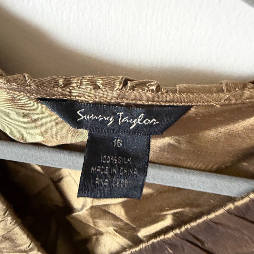 Sunny Taylor 100% Silk Bronze Ruffle Wrap Blouse Metallic Gold Brown Size 16 - Picture 4 of 5